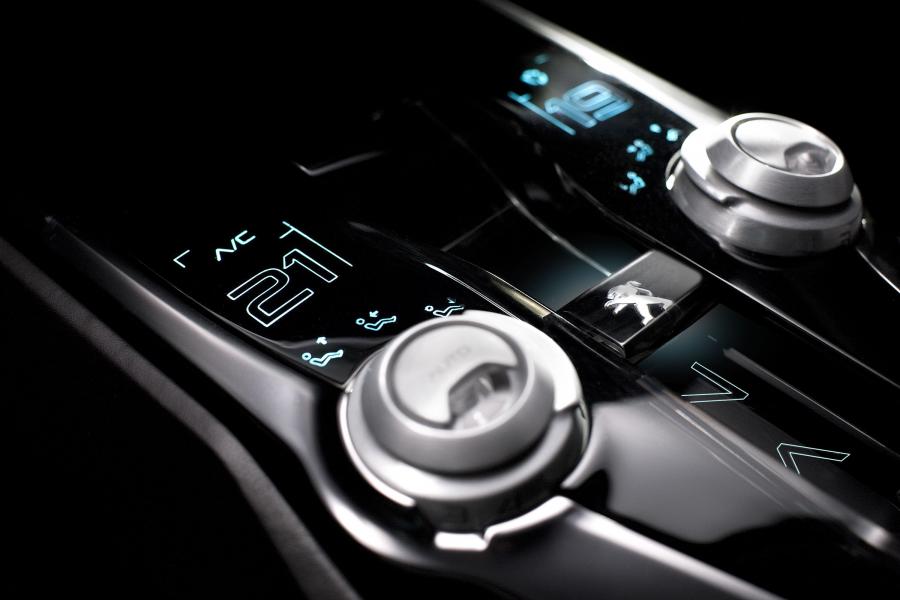 Детали интерьера Peugeot SR1 Concept 2010 года  (фото 6 из 57)